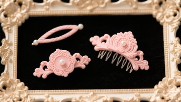 粉色装饰发饰置于金色雕花相框内
