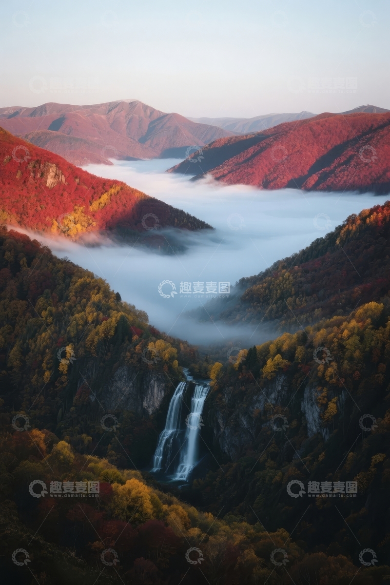 高清大图下载【趣麦麦图】晨曦中云雾缭绕的山间瀑布与秋色森林