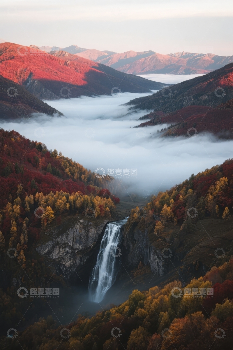 高清大图下载【趣麦麦图】秋日山间瀑布云雾缭绕景色壮丽