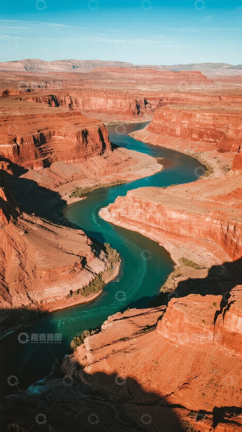 高清大图下载【趣麦麦图】壮丽峡谷中蜿蜒河流与红色岩壁的自然景观