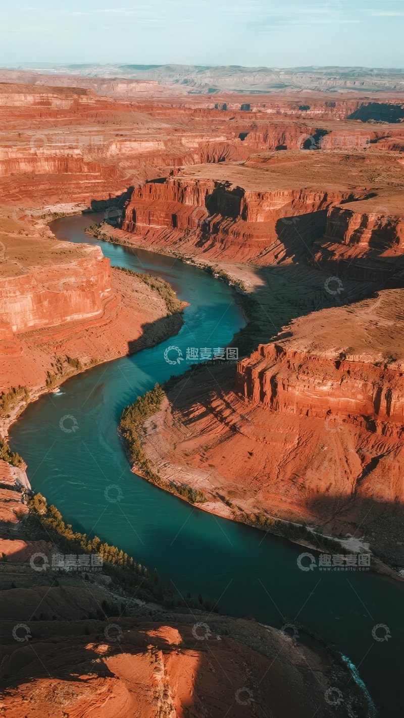 高清大图下载【趣麦麦图】蜿蜒河流穿行于壮丽红色峡谷的高空俯瞰景象