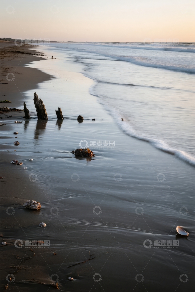 高清大图下载【趣麦麦图】海滩黄昏时分波浪轻抚湿润沙滩的宁静景象