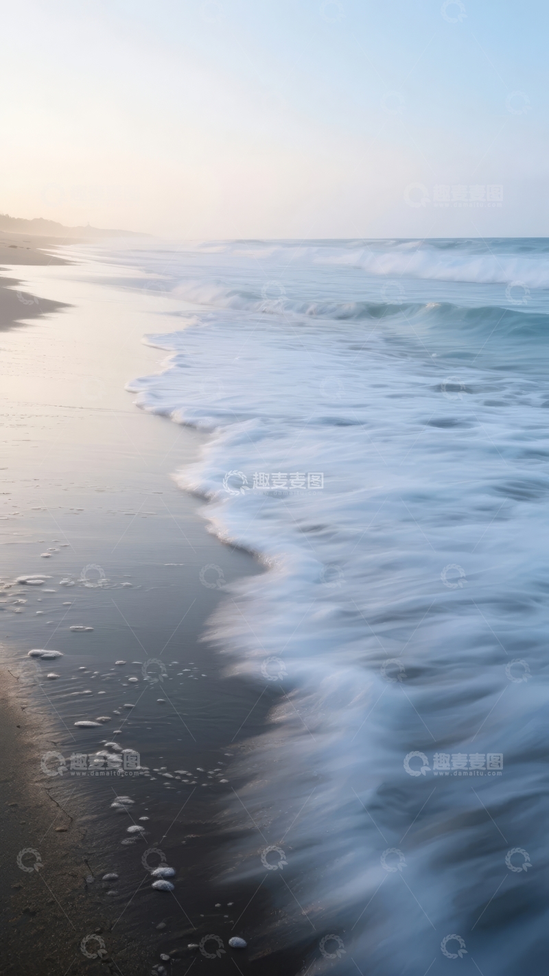 高清大图下载【趣麦麦图】清晨海滩海浪轻拍沙滩的宁静景象