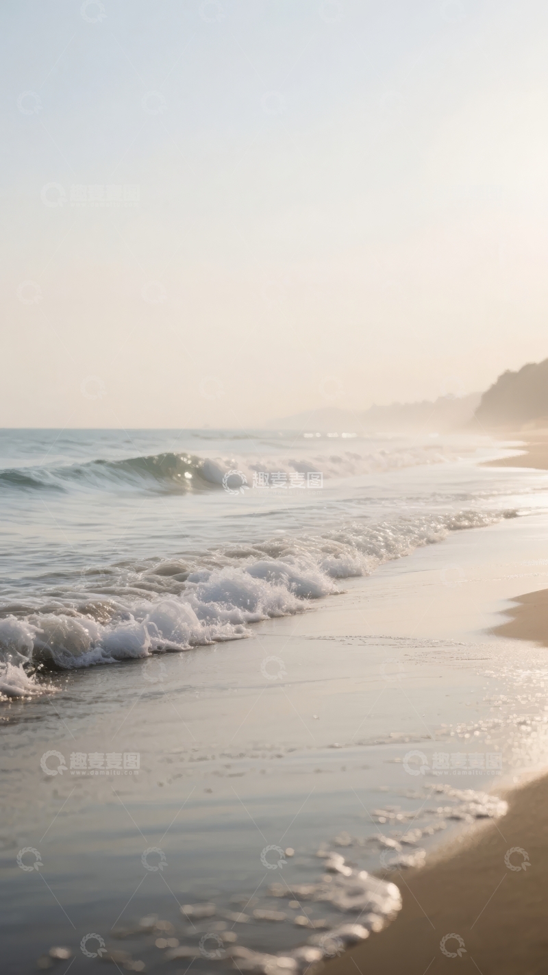 高清大图下载【趣麦麦图】清晨海滩海浪轻拍沙滩的宁静景象