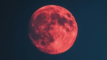 夜空中血红色的满月特写