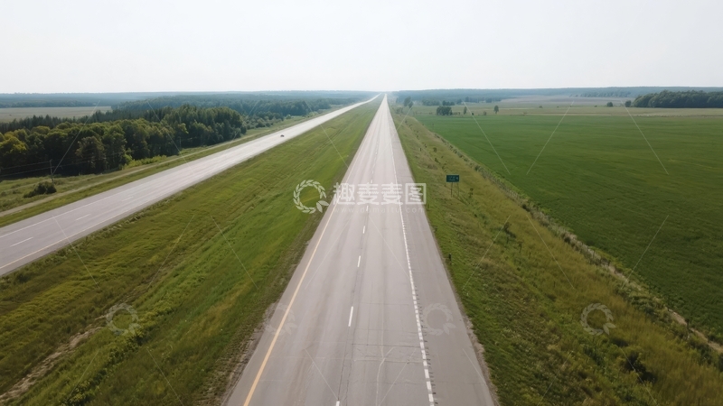 高清大图下载【趣麦麦图】高空俯瞰笔直公路穿越绿色田野的景象