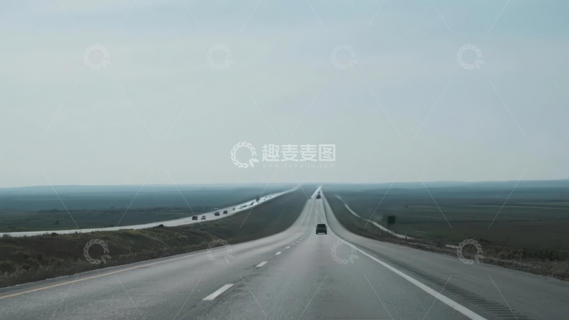 高清大图下载【趣麦麦图】空旷公路上车辆行驶的远景画面