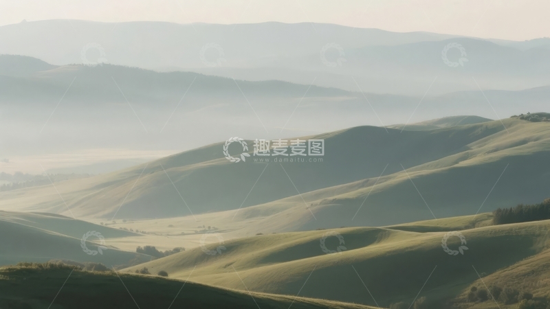 高清大图下载【趣麦麦图】层叠山峦在薄雾中展现宁静自然风光
