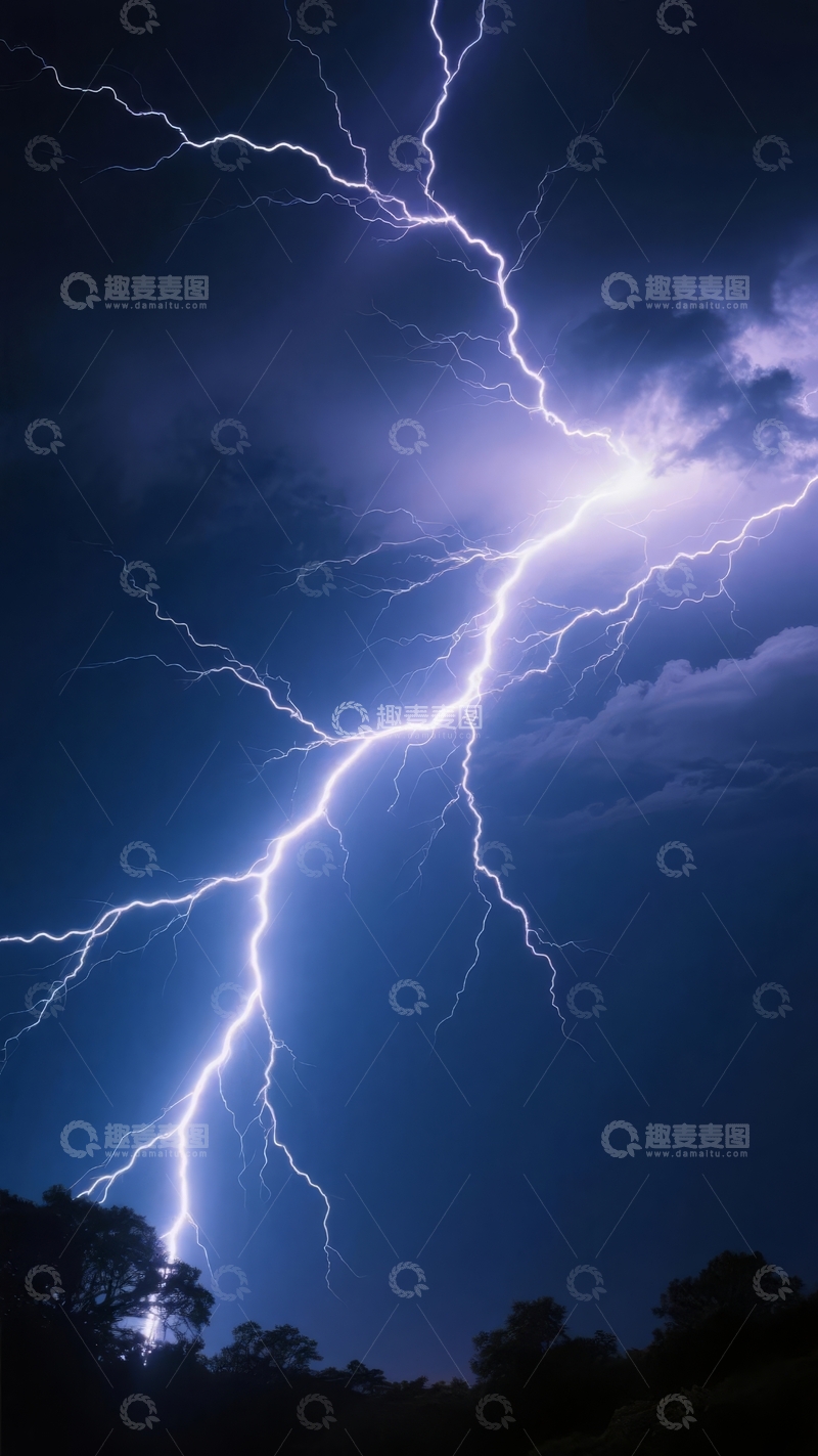高清大图下载【趣麦麦图】夜空中震撼的闪电划破天际照亮树林