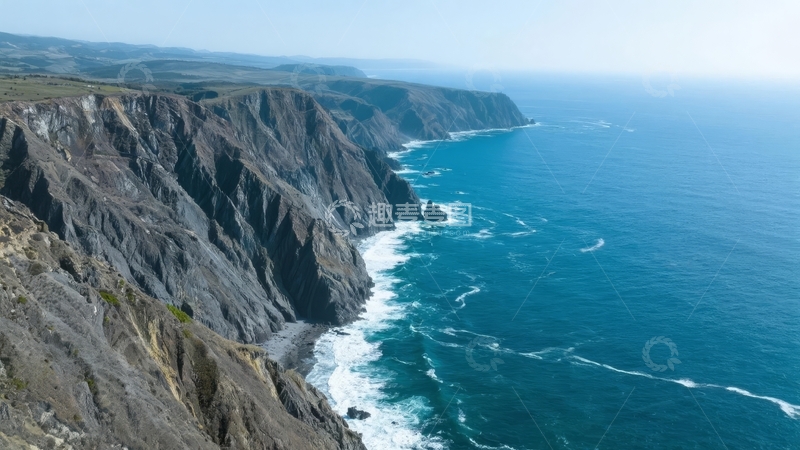 高清大图下载【趣麦麦图】壮丽海岸悬崖与碧蓝海洋交汇的自然景观