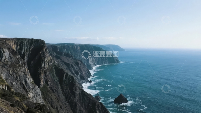 高清大图下载【趣麦麦图】壮丽海岸悬崖与碧蓝海洋交汇的自然景观