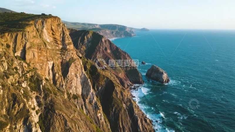 高清大图下载【趣麦麦图】壮丽海岸悬崖与碧蓝海洋交汇的自然景观
