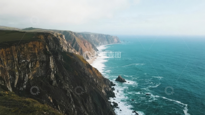 高清大图下载【趣麦麦图】壮丽海岸线悬崖与碧蓝海洋交汇的自然景观