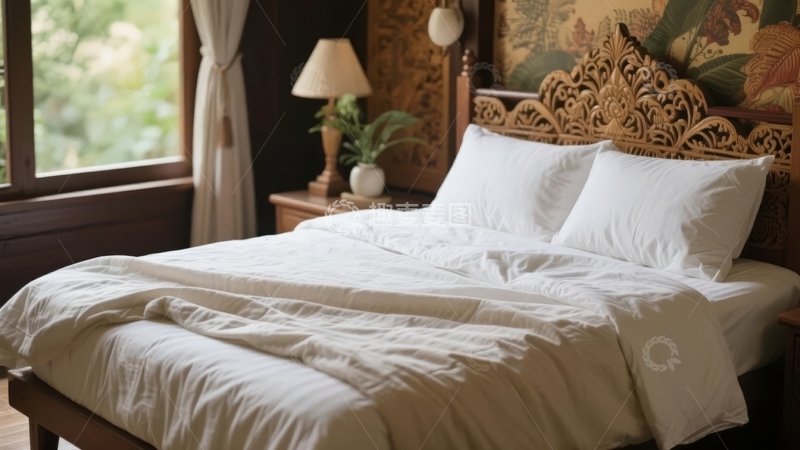 高清大图下载【趣麦麦图】温馨卧室中带有雕花床头的白色床铺