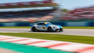 蓝色赛车在赛道上高速行驶