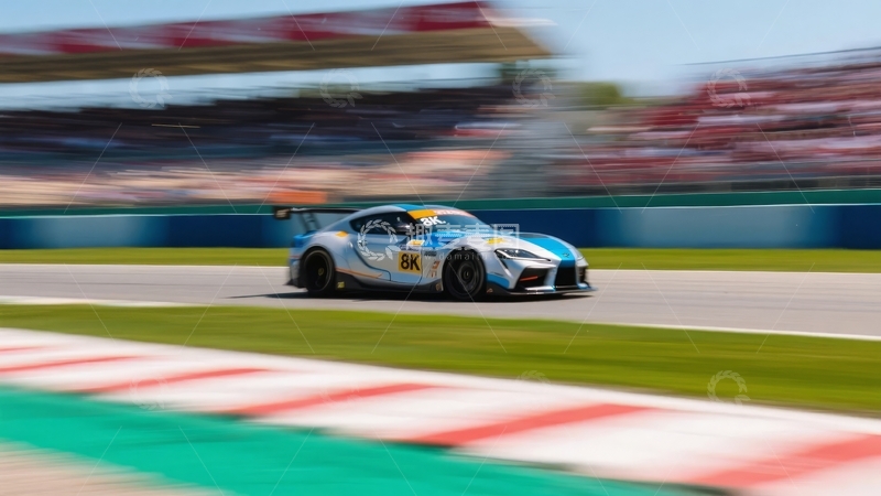 高清大图下载【趣麦麦图】蓝色赛车在赛道上高速行驶