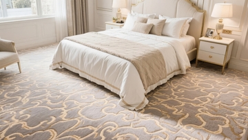 优雅卧室布置配有大床和精美地毯