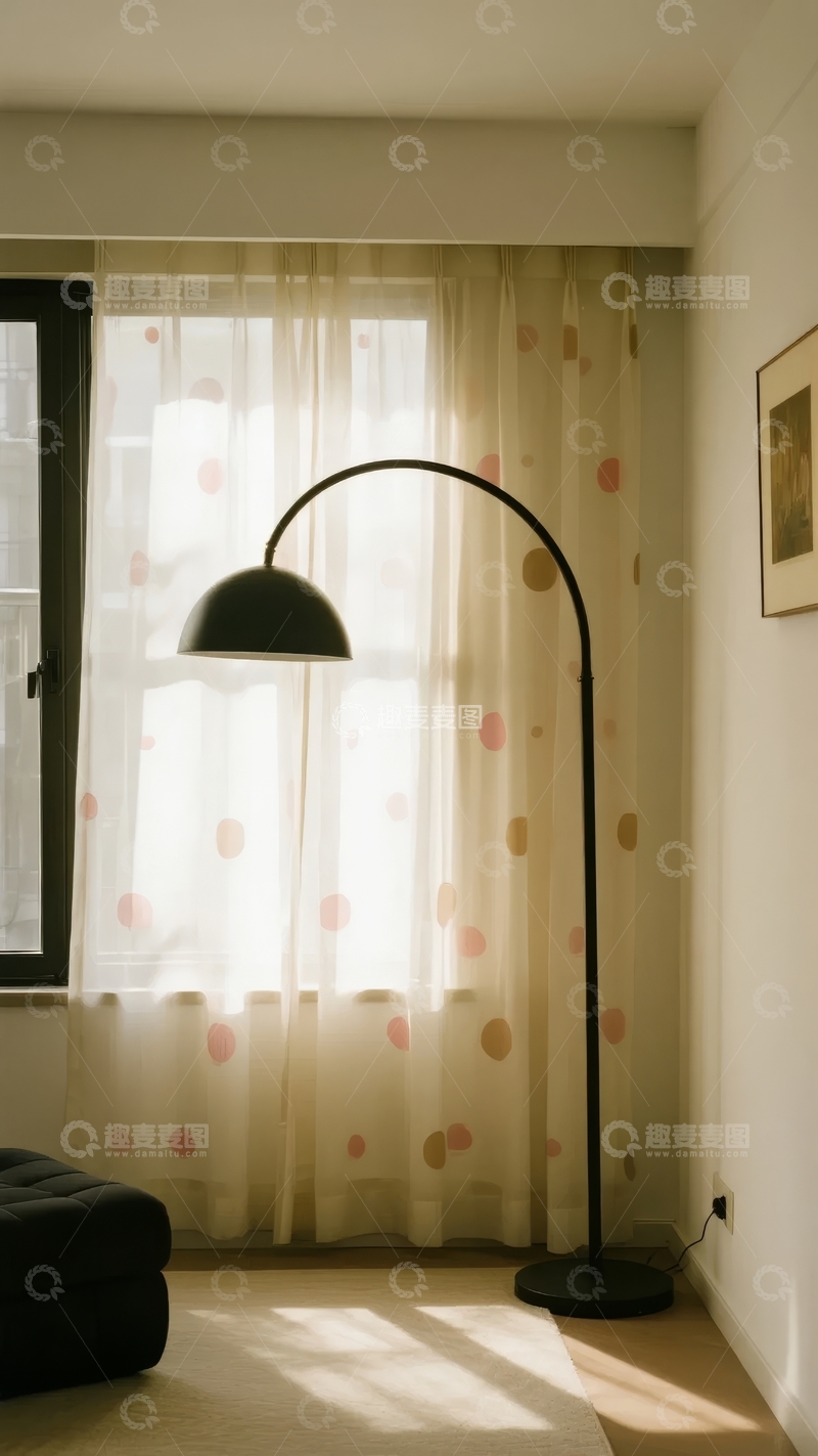高清大图下载【趣麦麦图】室内窗边放置黑色弧形落地灯营造温馨氛围