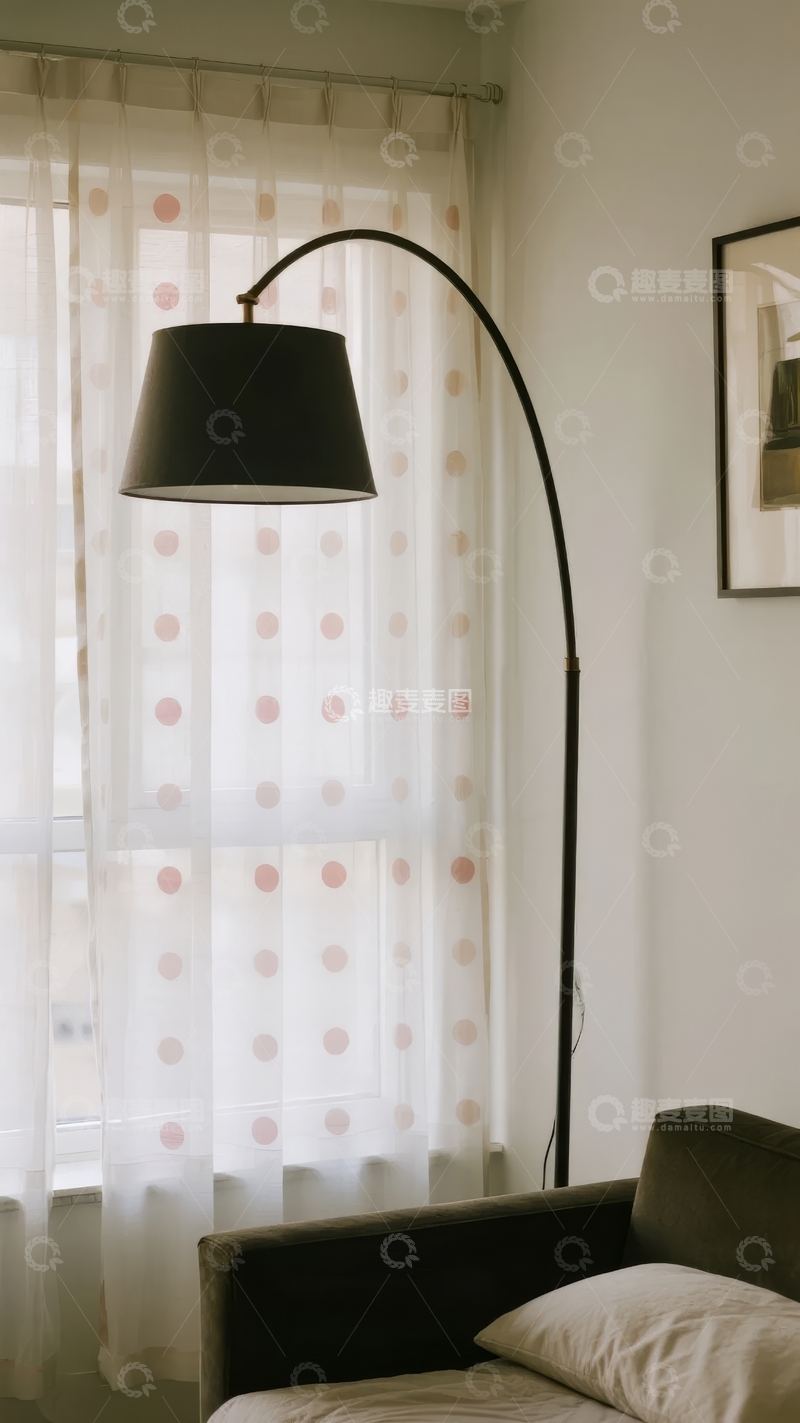 高清大图下载【趣麦麦图】室内一角现代简约风格落地灯与窗帘装饰