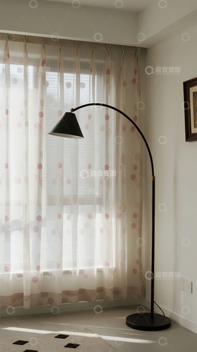 高清大图下载【趣麦麦图】简约室内一角窗边立式灯与花纹窗帘