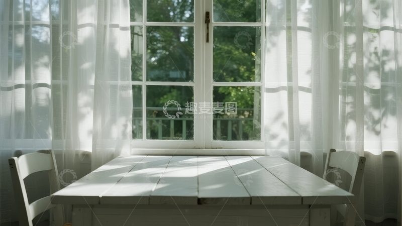 高清大图下载【趣麦麦图】窗边白色餐桌与窗帘透进自然光的宁静室内场景