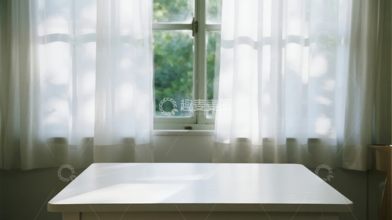 高清大图下载【趣麦麦图】窗边白色桌面上透进柔和自然光的宁静室内场景