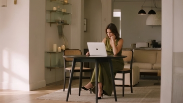 女子在现代风格室内使用笔记本电脑工作