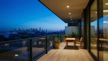 夜晚城市景观阳台户外休闲场景