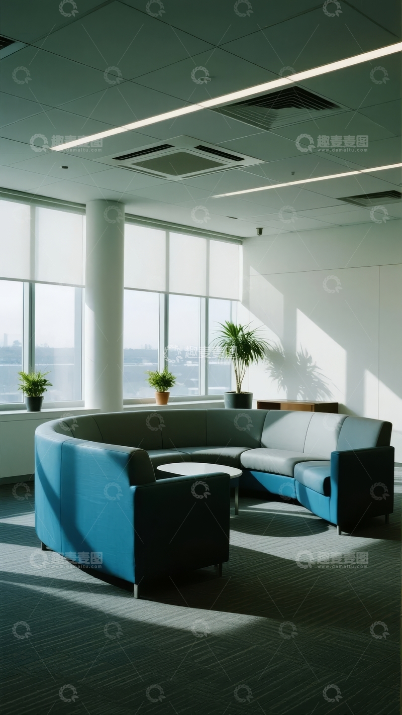 高清大图下载【趣麦麦图】现代办公室休息区阳光透过窗户照亮蓝色沙发