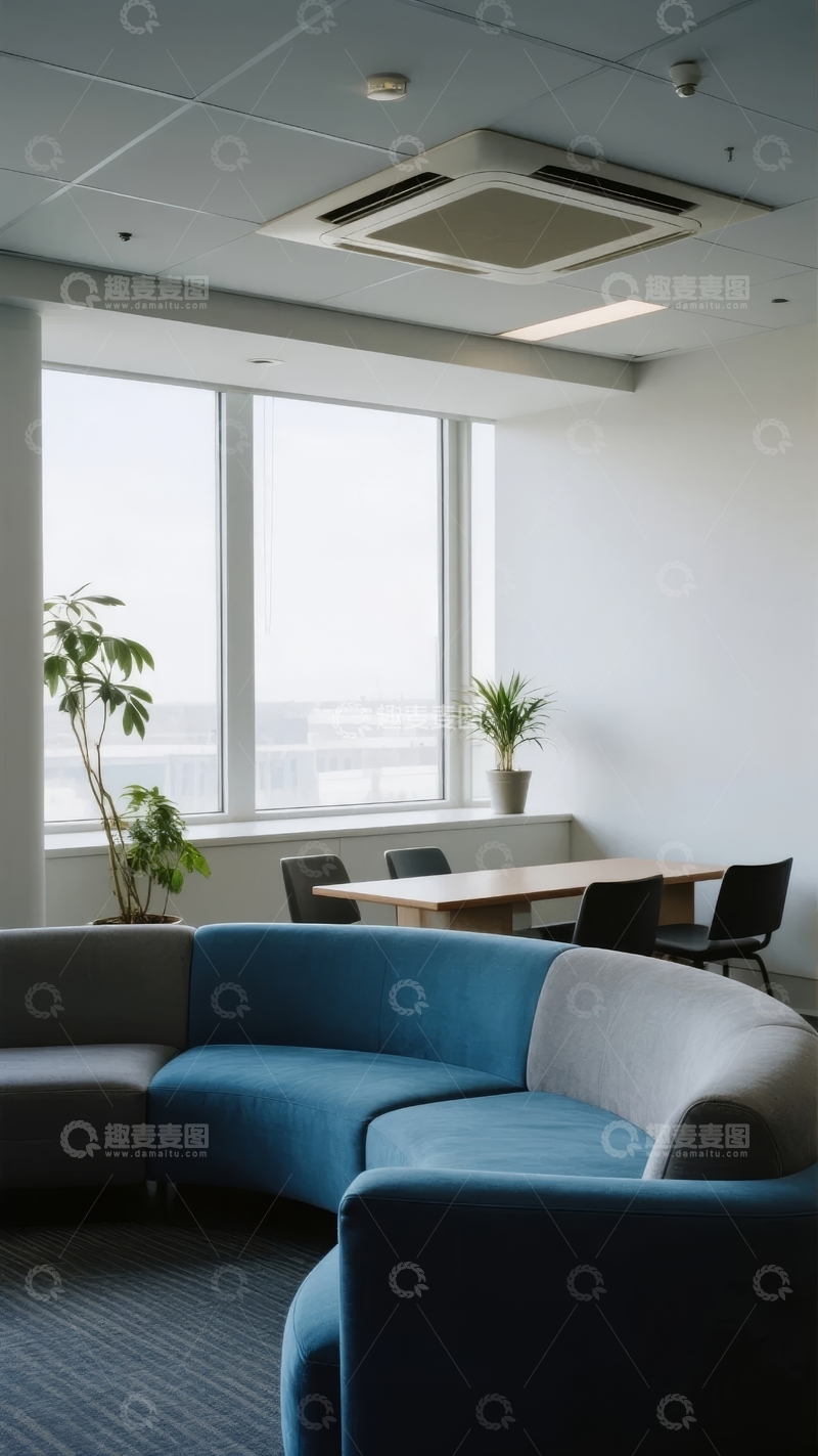 高清大图下载【趣麦麦图】现代办公室休息区配备蓝色沙发和大窗户