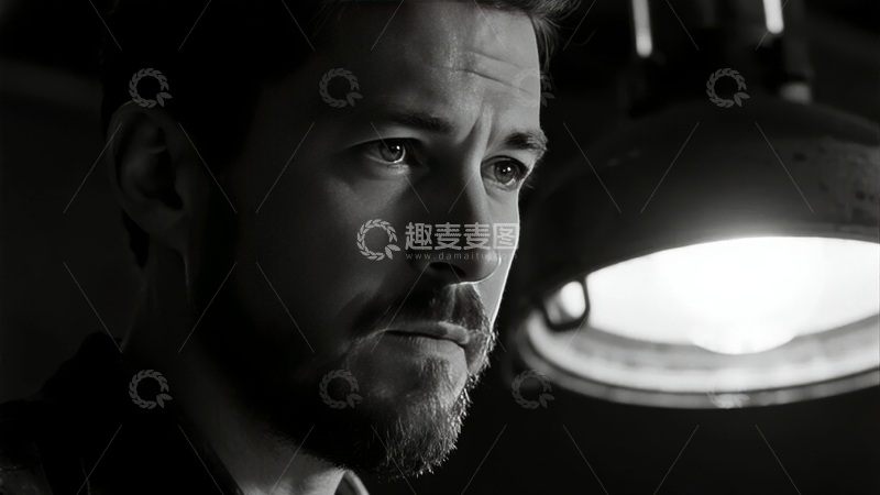 高清大图下载【趣麦麦图】男子侧脸特写灯光映衬下神情专注