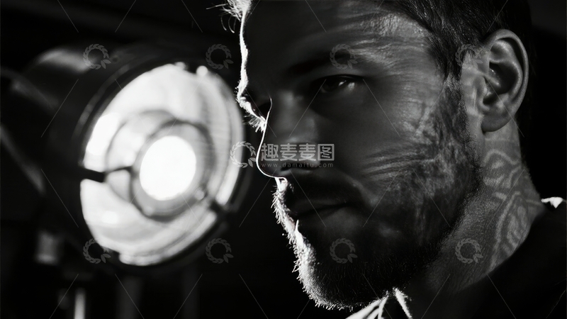 高清大图下载【趣麦麦图】黑白照片中侧脸男子面部特写背景有灯光