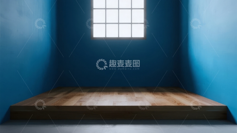 高清大图下载【趣麦麦图】蓝色墙壁房间内木质地板与明亮窗户的静谧角落