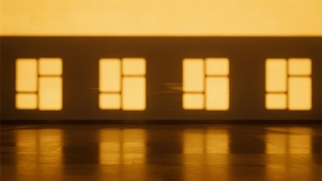 暖黄色调光影下的四扇窗户图案