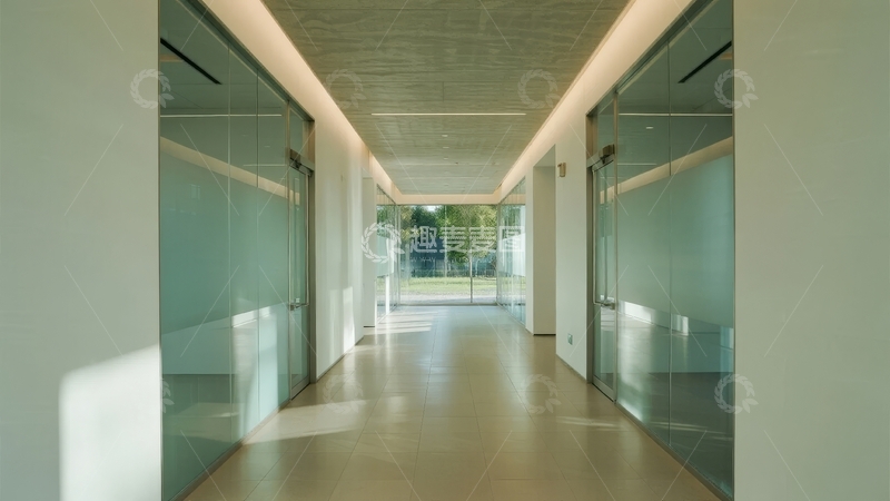 高清大图下载【趣麦麦图】现代建筑内部走廊光线明亮玻璃隔断