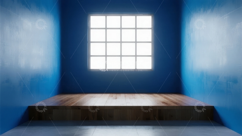 高清大图下载【趣麦麦图】蓝色墙壁房间内木质平台与明亮方形窗户