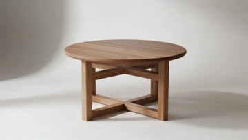 简约木质咖啡桌置于纯白背景中