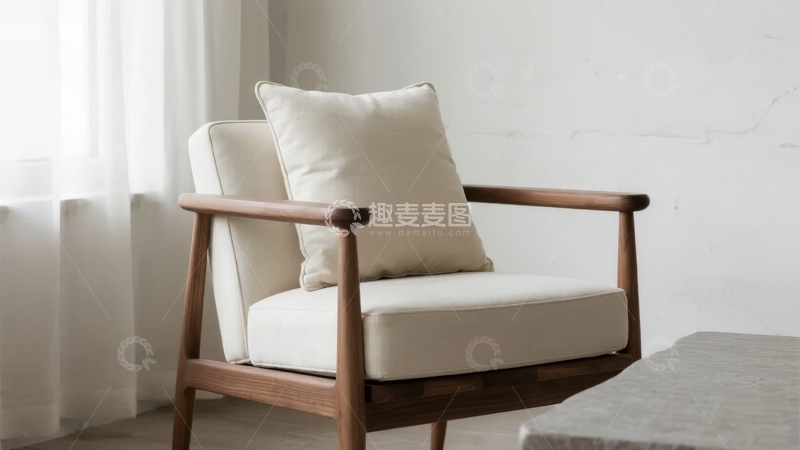 高清大图下载【趣麦麦图】简约风格木质扶手椅搭配米色靠垫