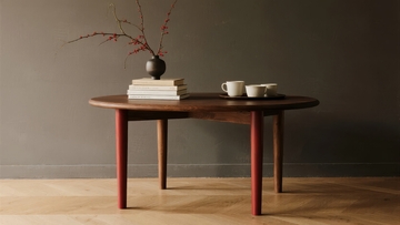 简约风格咖啡桌搭配书籍与花瓶装饰