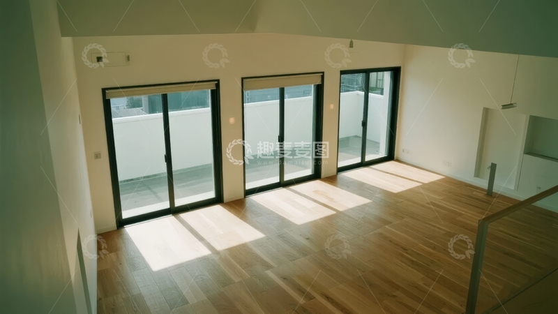 高清大图下载【趣麦麦图】明亮室内空间带大玻璃窗和木质地板