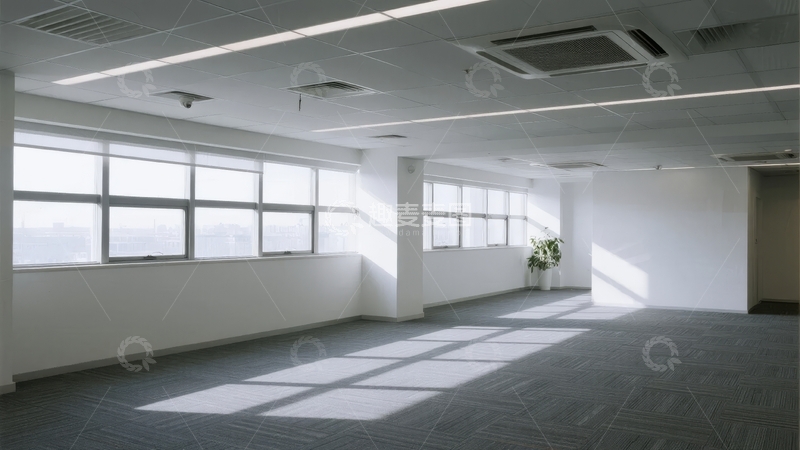 高清大图下载【趣麦麦图】空旷办公室内阳光透过窗户洒在地毯上