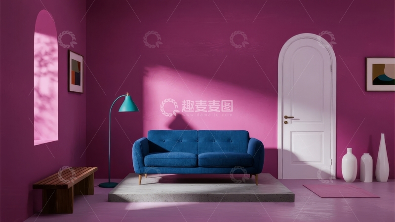 高清大图下载【趣麦麦图】紫色墙面房间内蓝色沙发与落地灯的现代简约场景