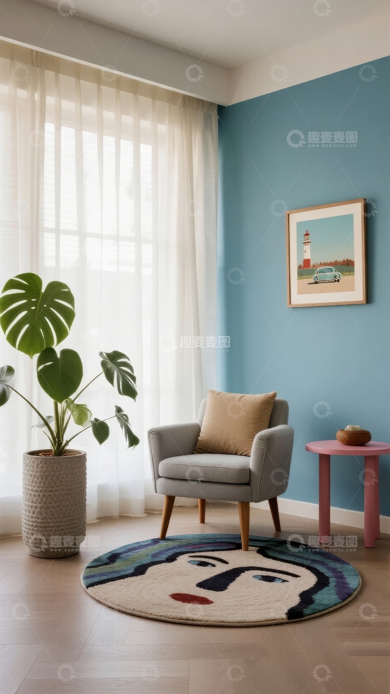 高清大图下载【趣麦麦图】蓝色墙面的室内角落摆放着艺术地毯和绿植