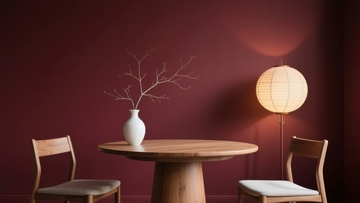 深红色墙面下的简约餐桌与温馨灯光