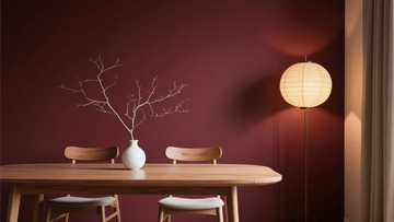 深红色墙面搭配简约餐桌椅与装饰花瓶