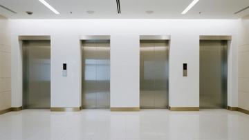 现代建筑内部四部并排电梯的简洁场景