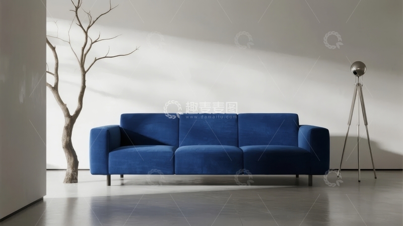 高清大图下载【趣麦麦图】现代简约风格蓝色沙发搭配落地灯与枯树装饰