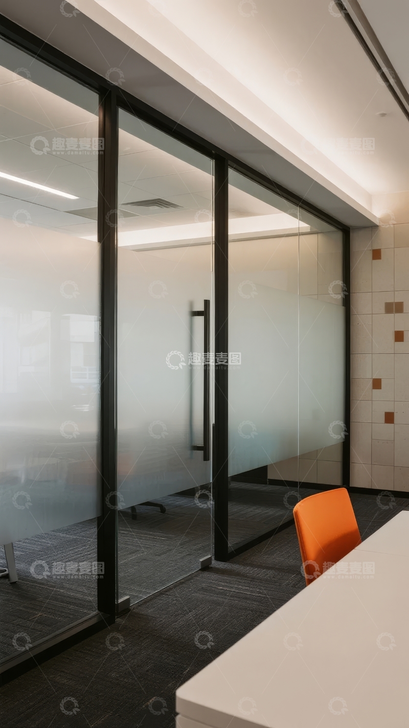 高清大图下载【趣麦麦图】现代办公室玻璃隔断与简约办公椅