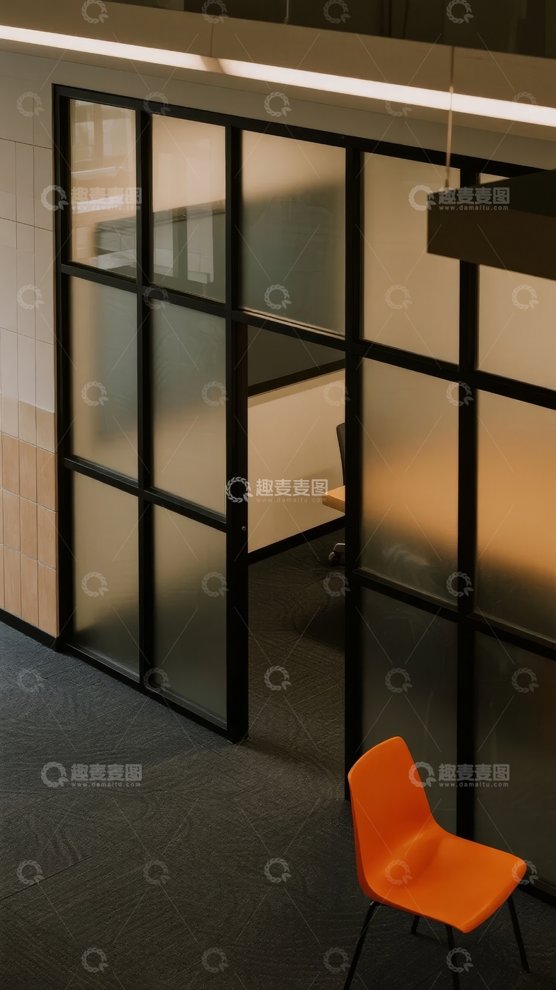 高清大图下载【趣麦麦图】现代办公室内的玻璃隔断与橙色椅子