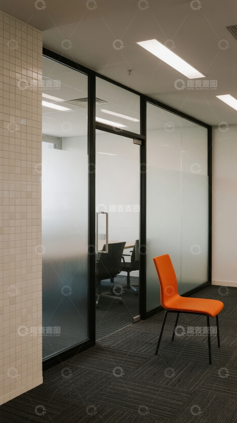 高清大图下载【趣麦麦图】现代办公室隔间内橙色椅子与玻璃墙设计